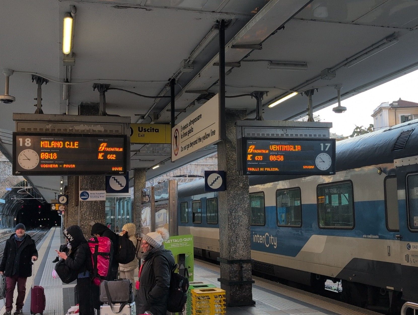 Photo of the platforms 17 and 18, with info of the Intercity I was about to board.