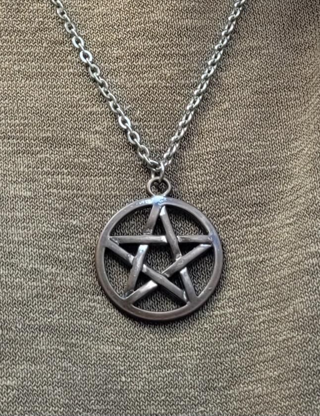 Mein Glücksbringer, ein kleines, versilbertes Pentagramm an der Kette. Mein ganz persönlicher Satanismus steht für das Licht der Wahrheit, Ehrlichkeit, Hilfsbereitschaft, und die Liebe zur Natur. Außerdem steht er für meine Ablehnung bestehender Götterideologien und wahnhaftem Götzentum.