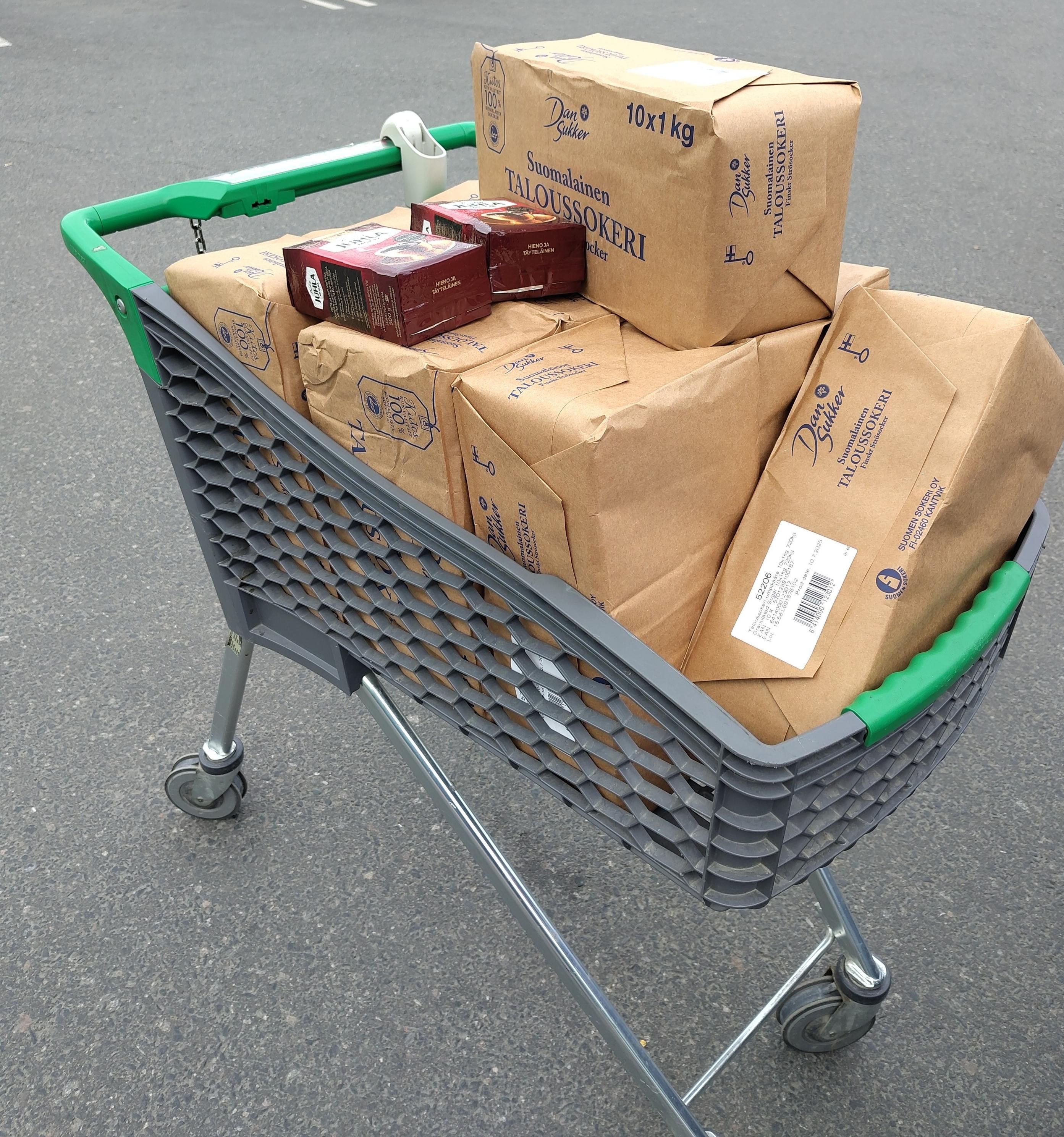 Prisman ostoskärryssä 10x10kg sokeria ja 2 Juhla Mokkaa