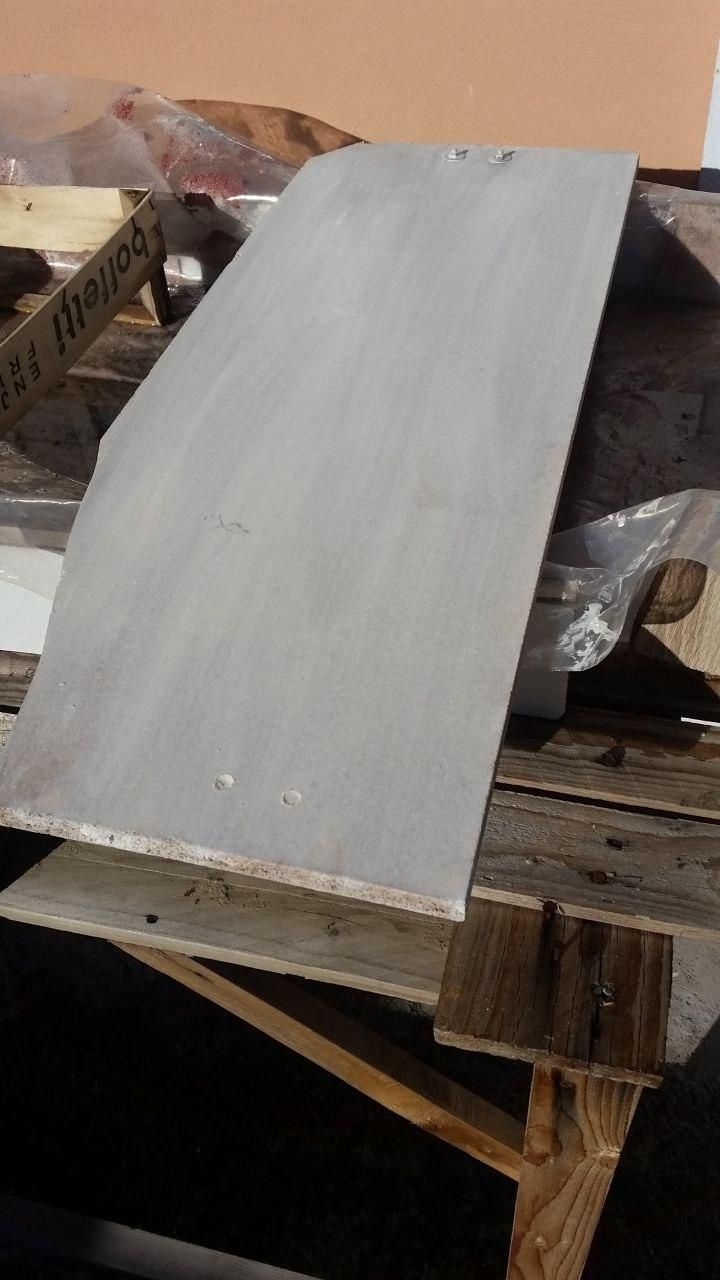 Pannello con una prima mano di pittura bianca.