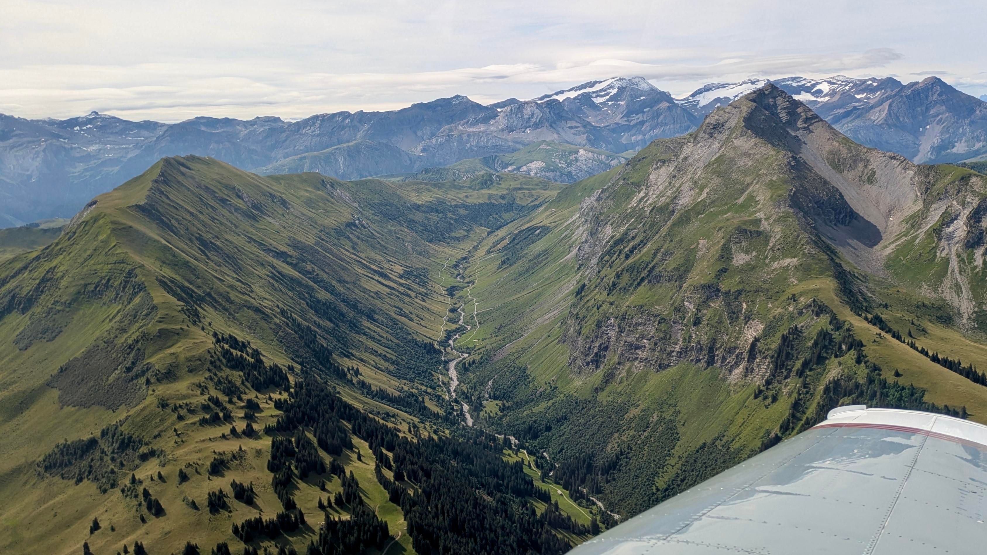 A beautiful valley: Heubergweg direction mountain pass Trütlisberg (Obersimmental).