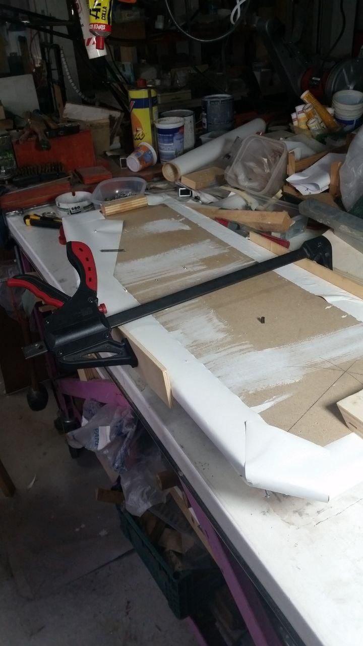 Lo stesso morsetto al quale è stata rimossa la spina elastica di fine corsa della ganascia semovente (il cosino nero che si vede al centro): ora stringe tutto il pannello e ci stanno pure due spessori di compensato.
Ricordate di rimettere il fine corsa, altrimenti le persone maldestre riusciranno a perdervi i pezzi del morsetto!