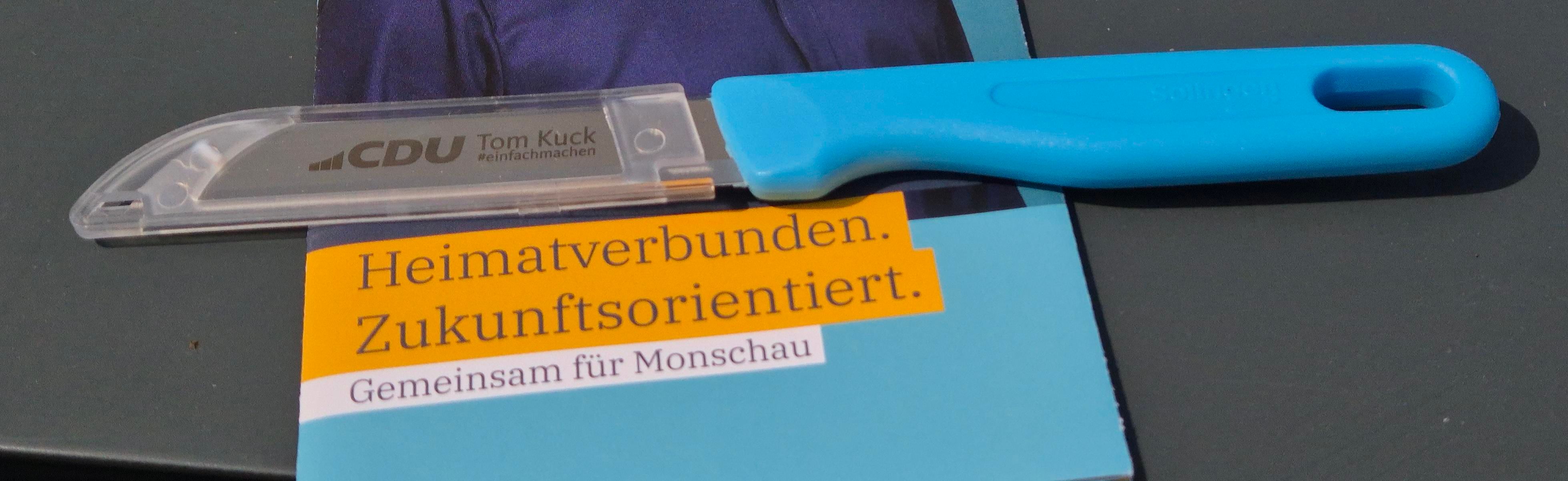 Foto eines hellblauen Messers auf einem Wahl-Pamphlet der CDU