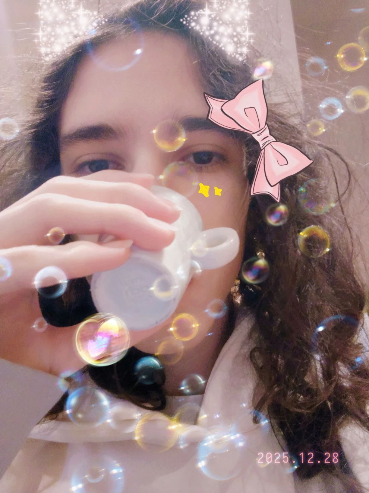Selfie con la tazzina in mano, gnam. Filtro Bubble di OldRoll, e sticker vari sulla mia faccia (orecchie da gatto fatte tipo di stelle, fiocco rosa sui capelli di lato, e stelline sotto l'occhio)