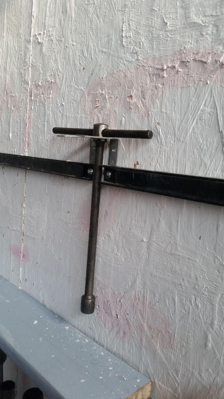 Chiave a T appesa sopra due staffe a L fissate con i bulloncini che tengono le barre calamitate a U.
Per il resto delle lettere ci penserò nel pomeriggio.