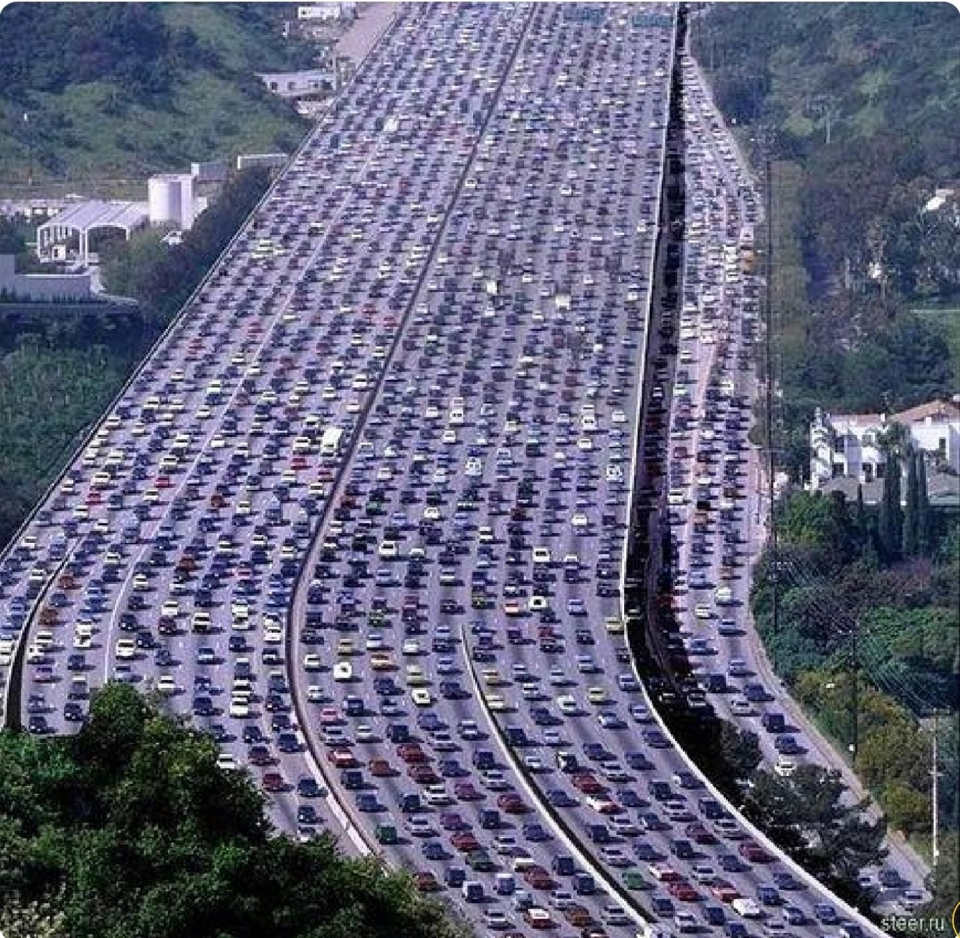 Highway in Los Angeles zehnspurig mit vierspuriger Zufahrt