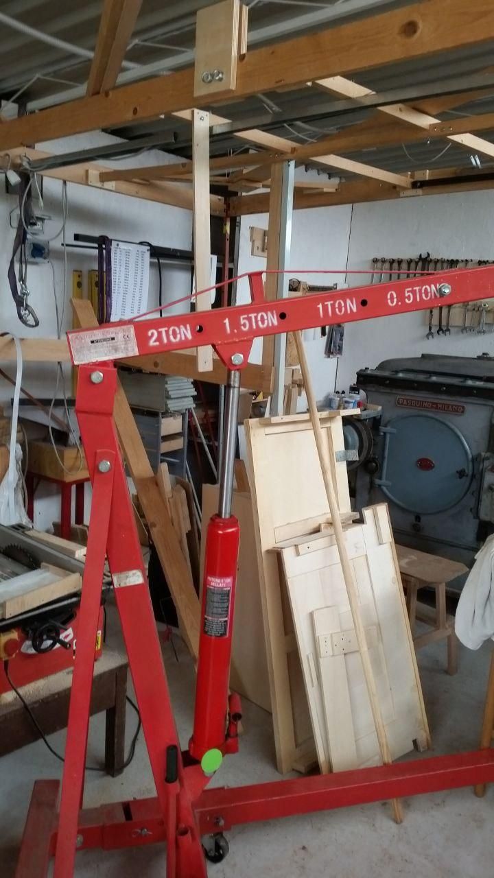 Gruetta per sollevamento motori, confidenzialmente detta "capra".
Solleva 2 tonnellate.