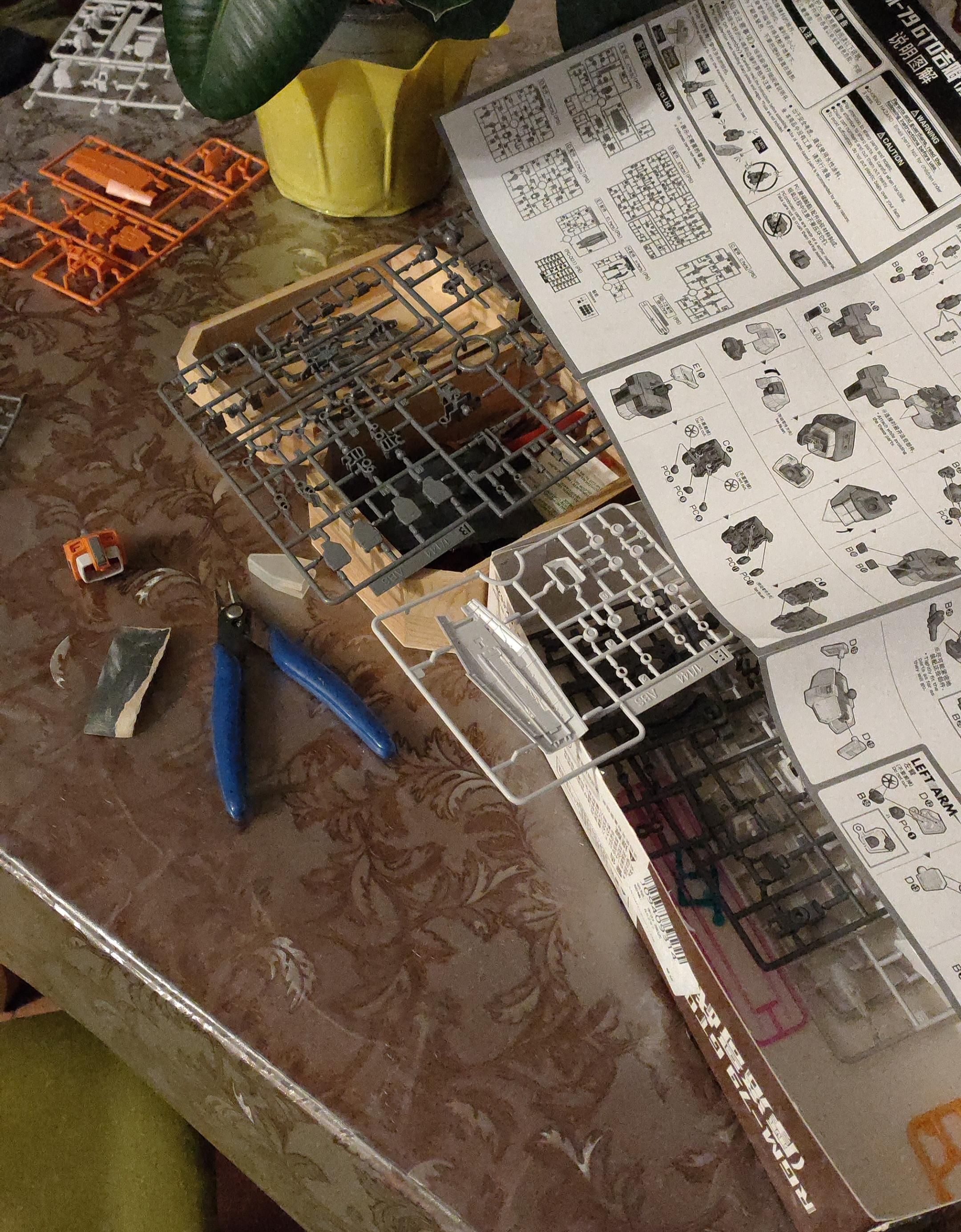 The shot shows all the pieces of the model kit on my table with the cutter and abrasive paper, there is also the instruction sheet.