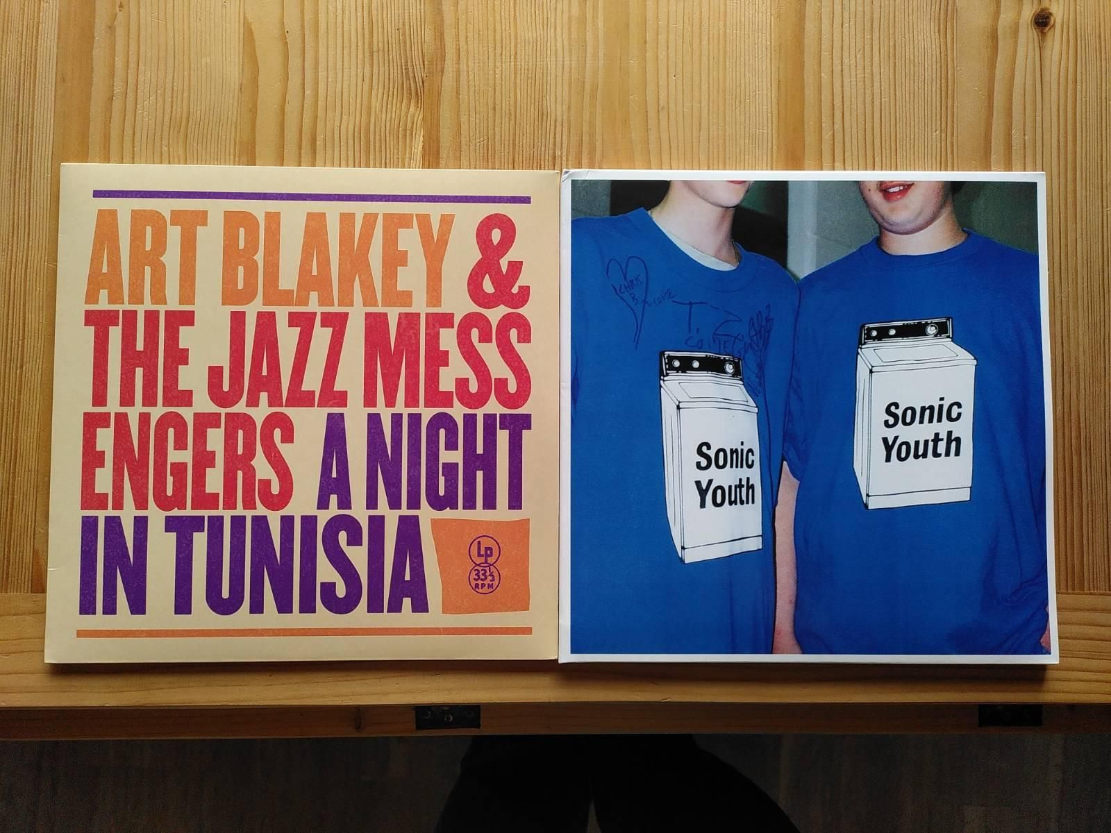 A Night in Tunisia di Art Blakey & The Jazz Messengers (a sinistra) e Washing Machine dei Sonic Youth (a destra) , appena acquistati, su un tavolo di legno