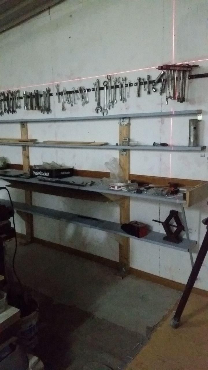 Parete del superscaffale con traccia laser alcuni cm sopra le barre calamitate per le chiavi sparse.