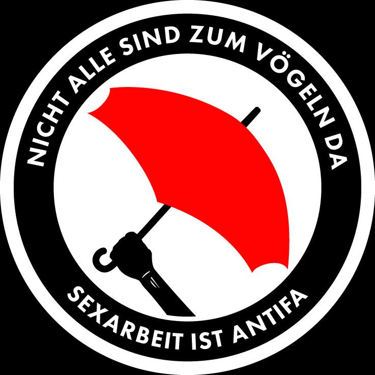 Ein Bild von einem runden Abzeichen mit Antifa-Motiv. Das Motiv zeigt eine Illustration von einem roten Regenschirm, der von einer Hand gehalten wird und es enthält den Text "Nicht alle sind zum Vögeln da, Sexarbeit ist Antifa"