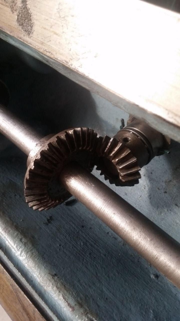 Gli ingranaggi che fanno avanzare il posizionamento testa della limatrice, visti dall'interno.
Quello piccolo, che ora non gira perché manca una spina nel foro che si vede, è collegato a un alberino esterno sul quale prima o poi metterò una manovella (per ora una chiave combinata del 21 va bene).