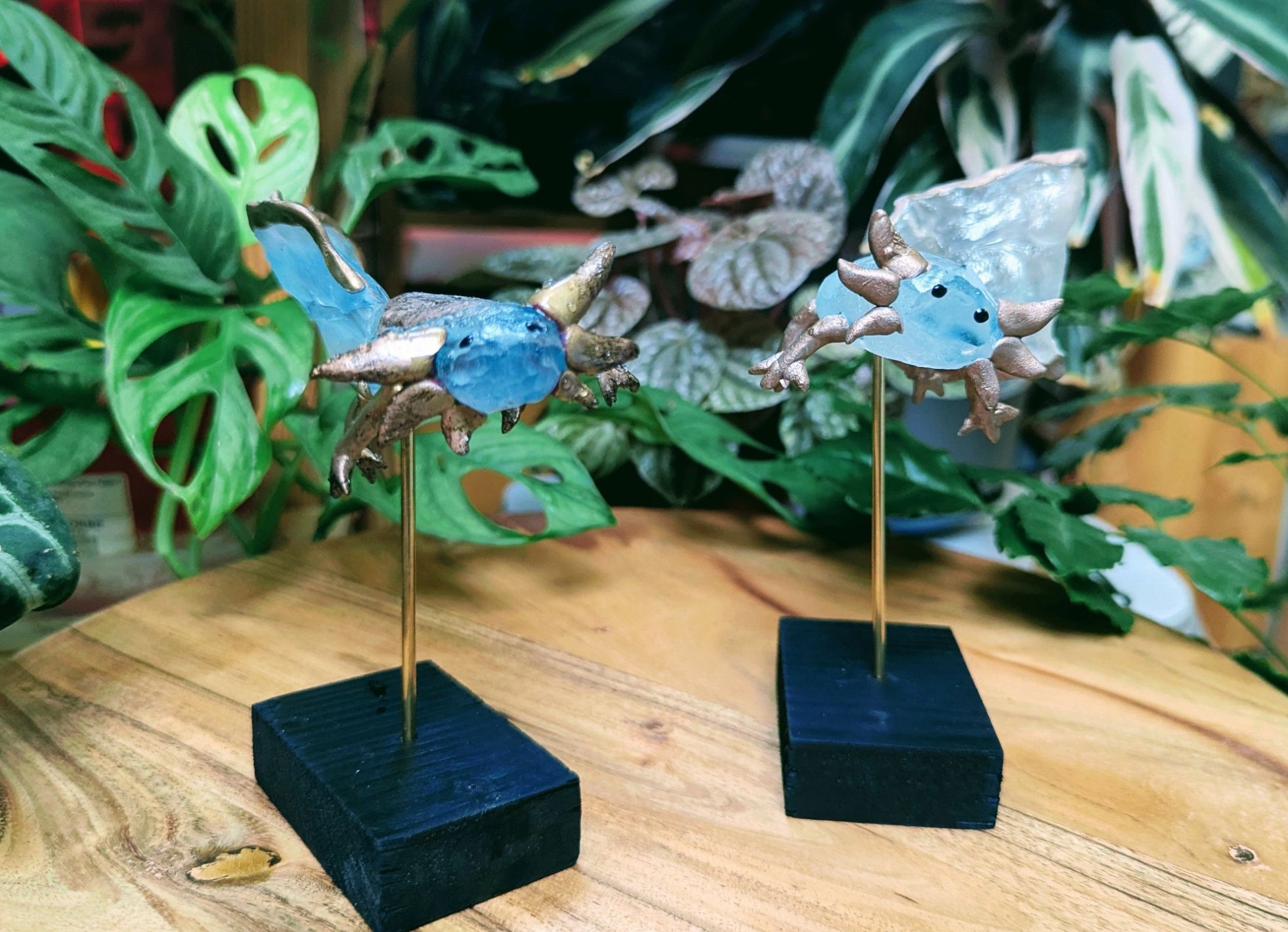 Photos de deux axolottes en verre. Ils sont sur socle leur branchie. Petite patte et nageoire caudale sont en argile époxy peinte en rose doré pour lin et en doré avec des petites taches noires au bitume. Pour l'autre, ils sont posés dans un décor où il y a plein de plantes derrière
Photos de deux axolottes en verre. Ils sont sur socle leur branchie. Petite patte et nageoire caudale sont en argile époxy peinte en rose doré pour lin et en doré avec des petites taches noires au bitume. Pour l'autre, ils sont posés dans un décor où il y a plein de plantes derrière