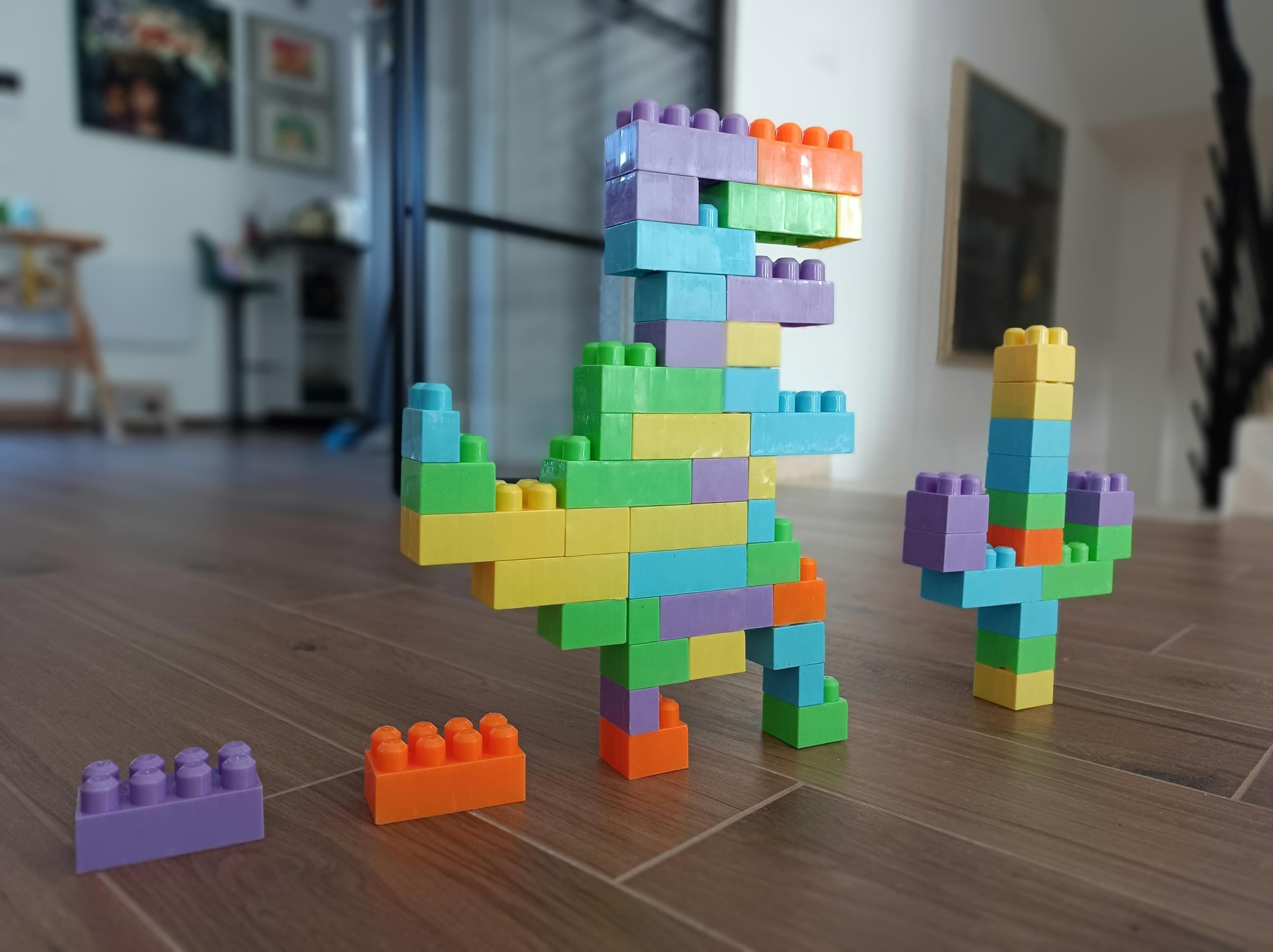 Il logo del famoso t rex di chrome quando si è offline con il cactus accanto, ma fatti con i mattoncini giocattolo per bambinə piccolə