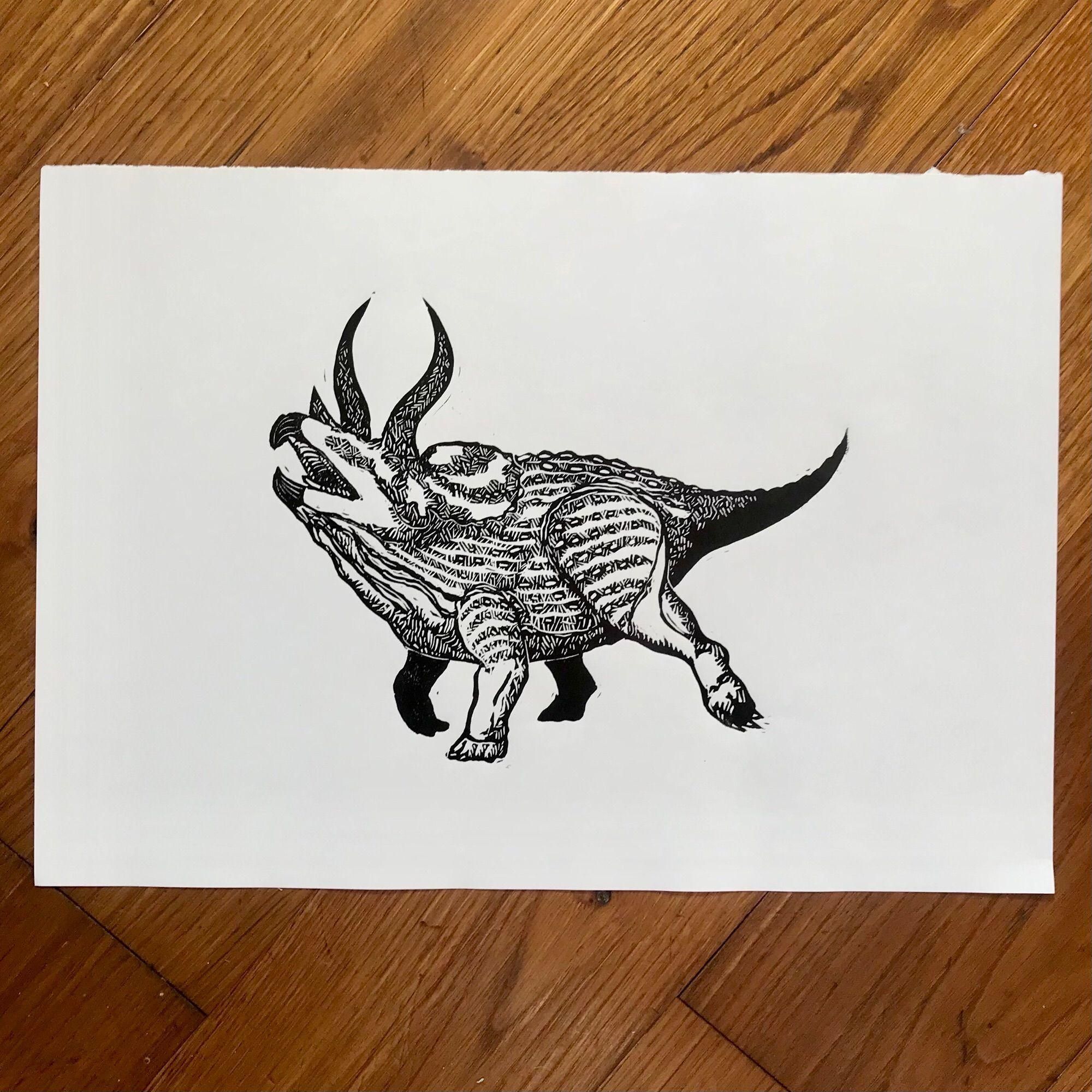 Petite estampe noir et blanc d'un tricératops en train de courir