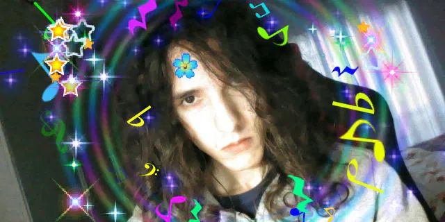 Selfie col 3DS con le decorazioni solite, ho uno sguardo strano vuoto e dei capelli che coprono in parte un occhio, e la foto è lievemente inclinata