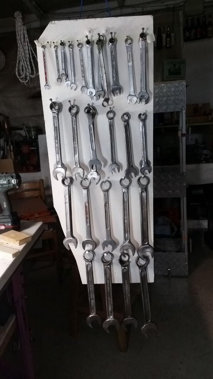 Pannello bianco con varie chiavi combinate appese, da 5,5 a 28 mm.
La 30 e la 36 non ci sono state :-(