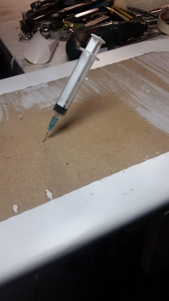 Siringa infilata in un foro passante del pannello delle chiavi per capire dove esce.