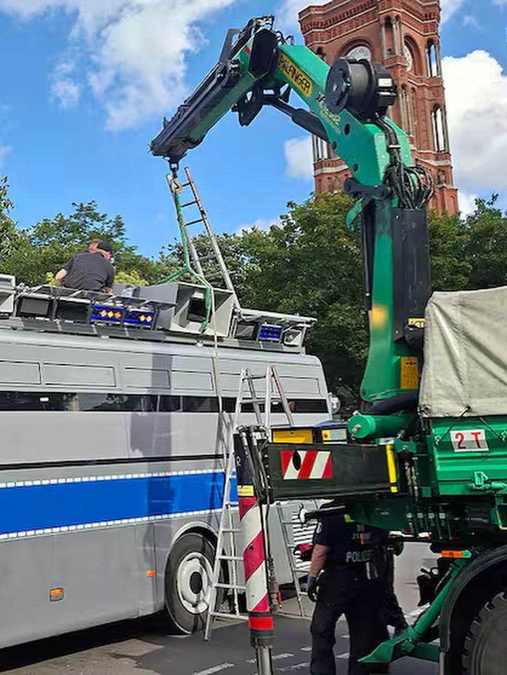 Die Polizei macht sich wieder am Adenauer zu schaffen – absolut illegal.