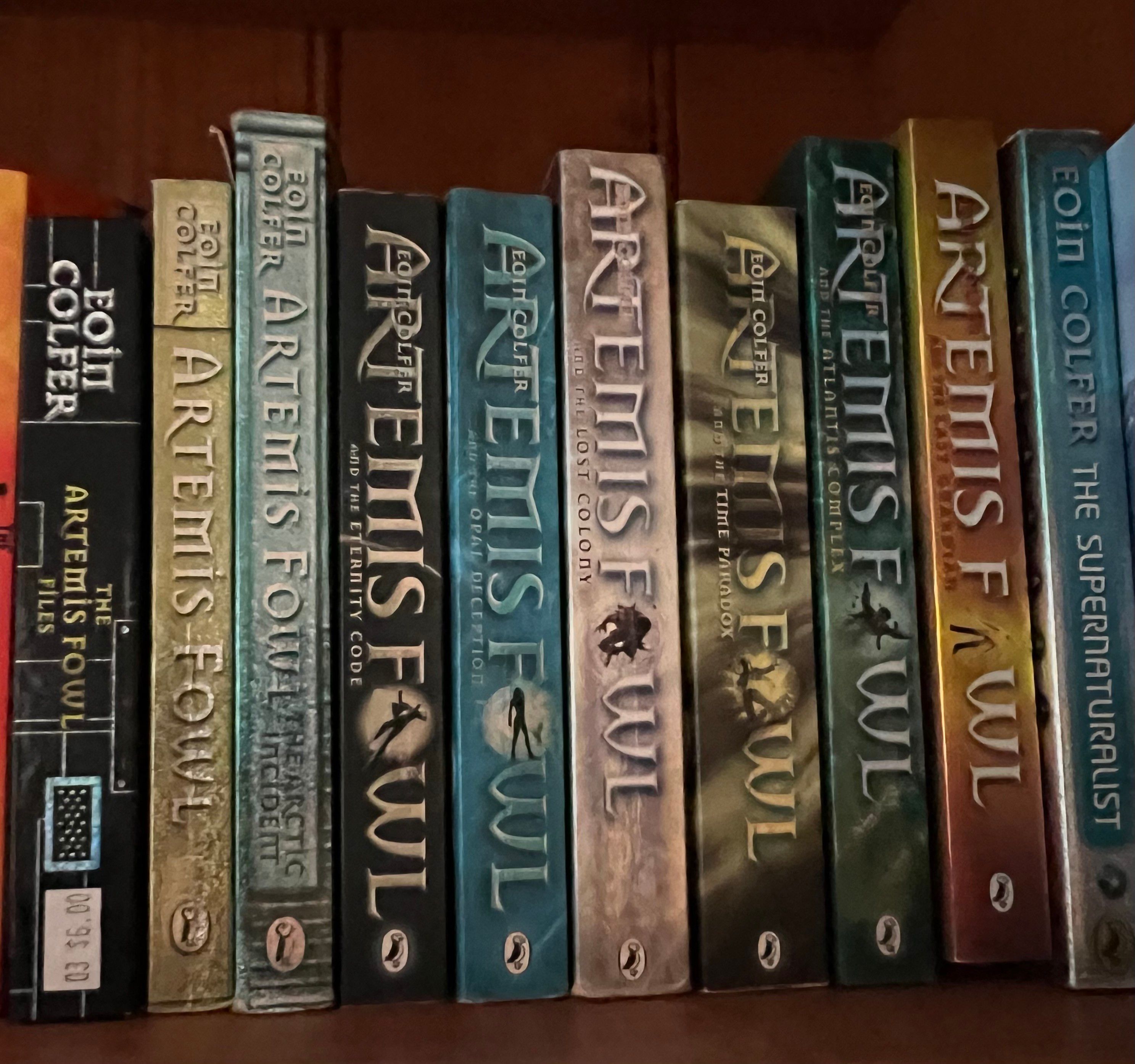 The books of the Artemis fowl series and other books by Eoin Colfer in four different sizes