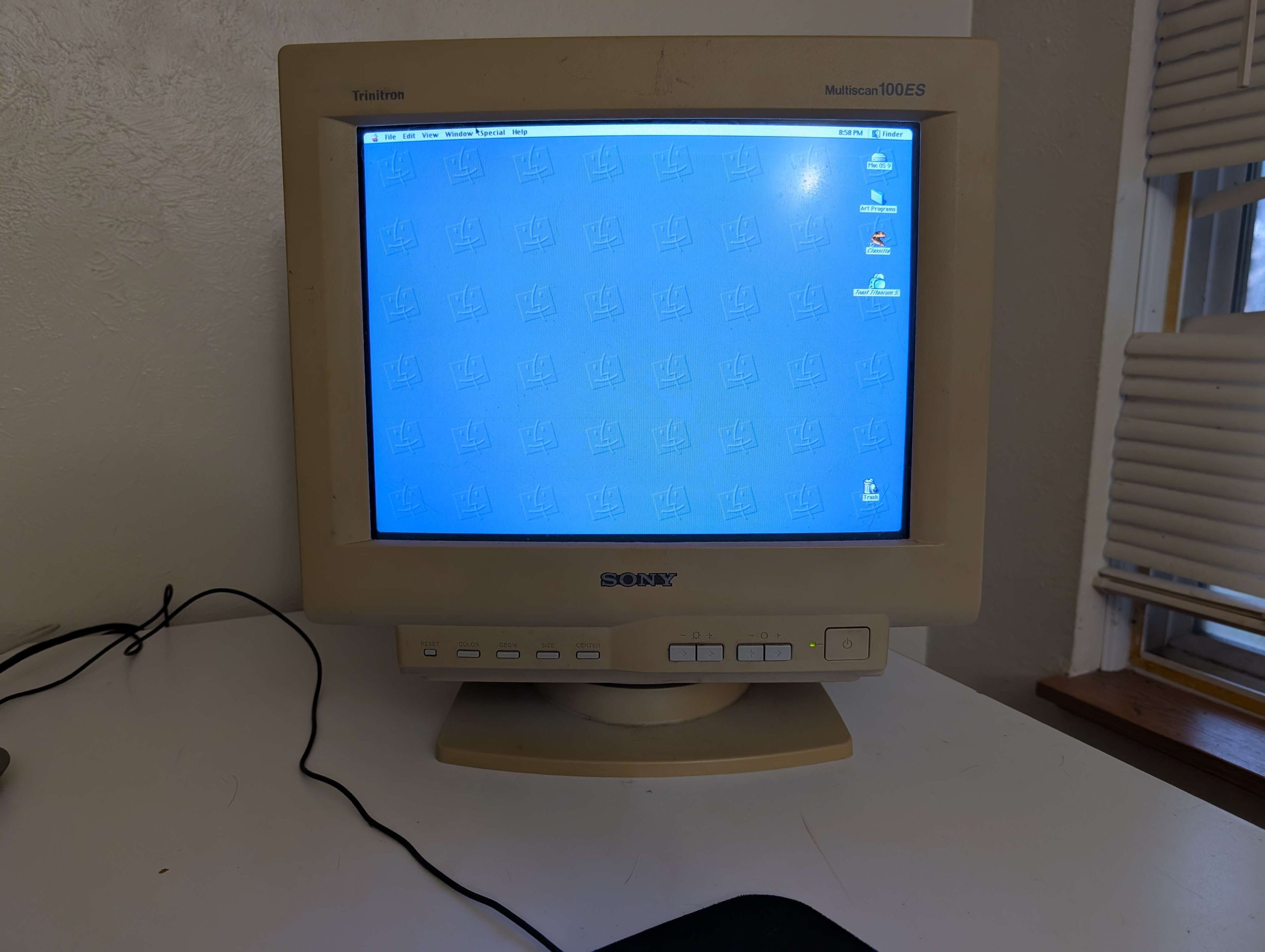 13 inch Sony Trinitron connected to a PowerMac G4 (AGP Graphics). Running MacOS 9.1