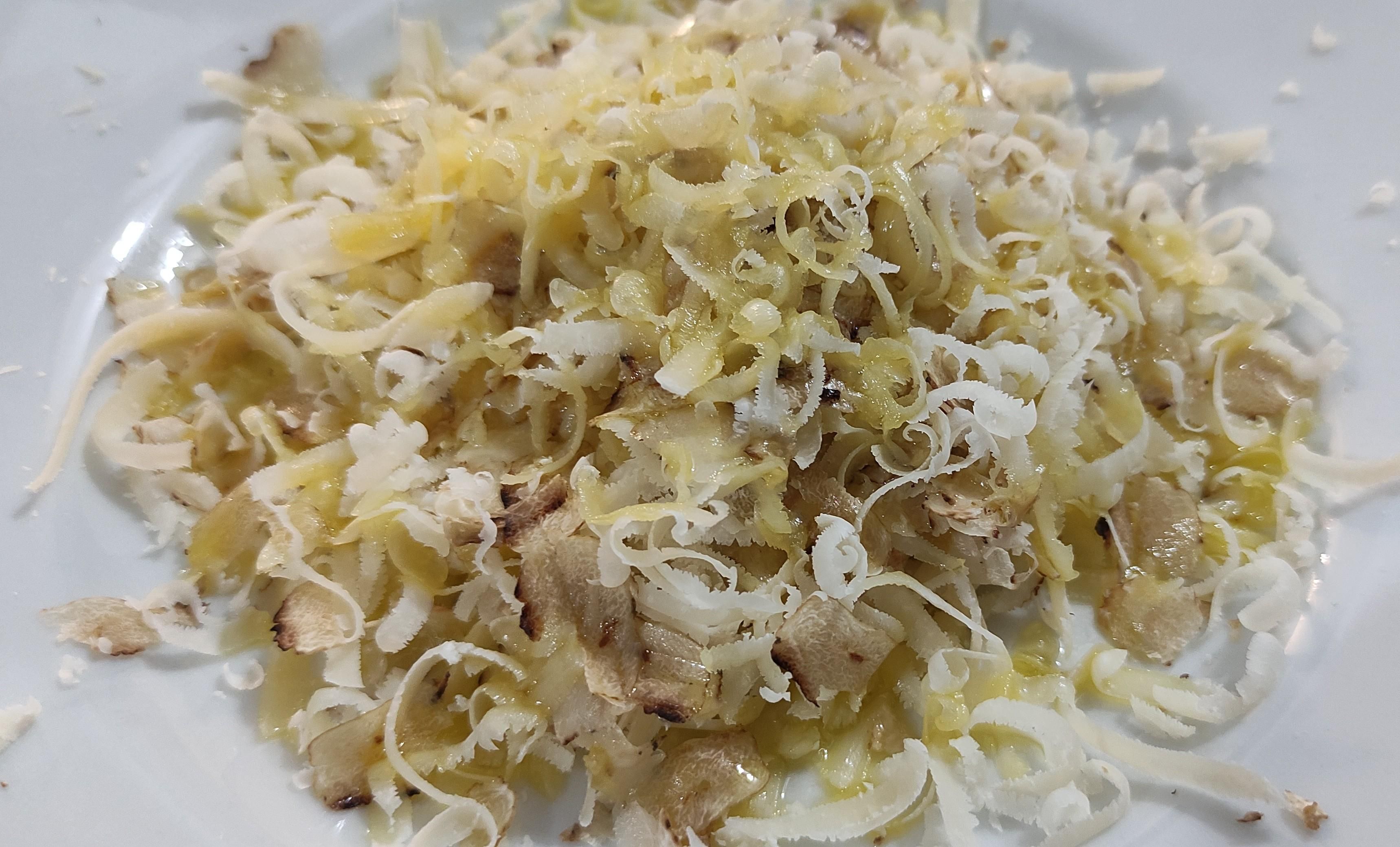 un tortino di grana e tartufo su un piatto di ceramica bianca 