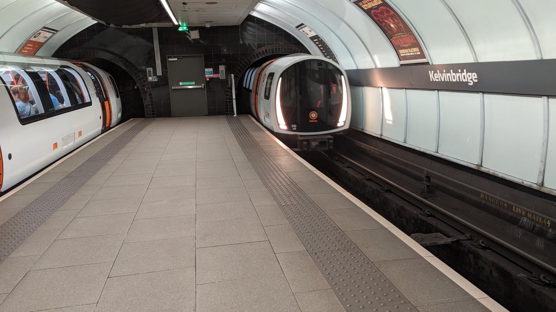 Glasgow Subway Station Klevinbridge with one at the platform and one just arriving