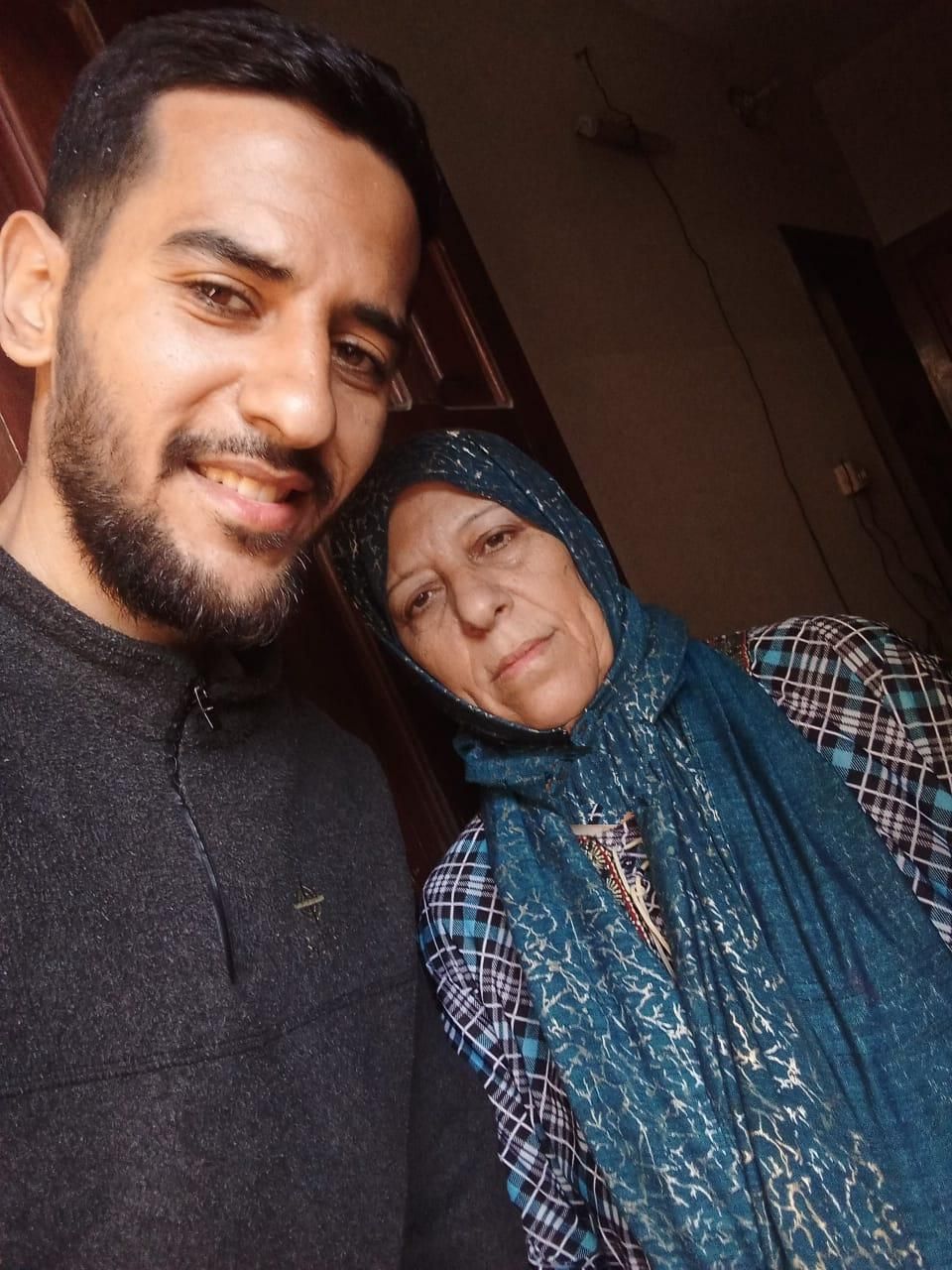 Ahmad avec sa maman qui a la tête posée sur l'épaule de son fils