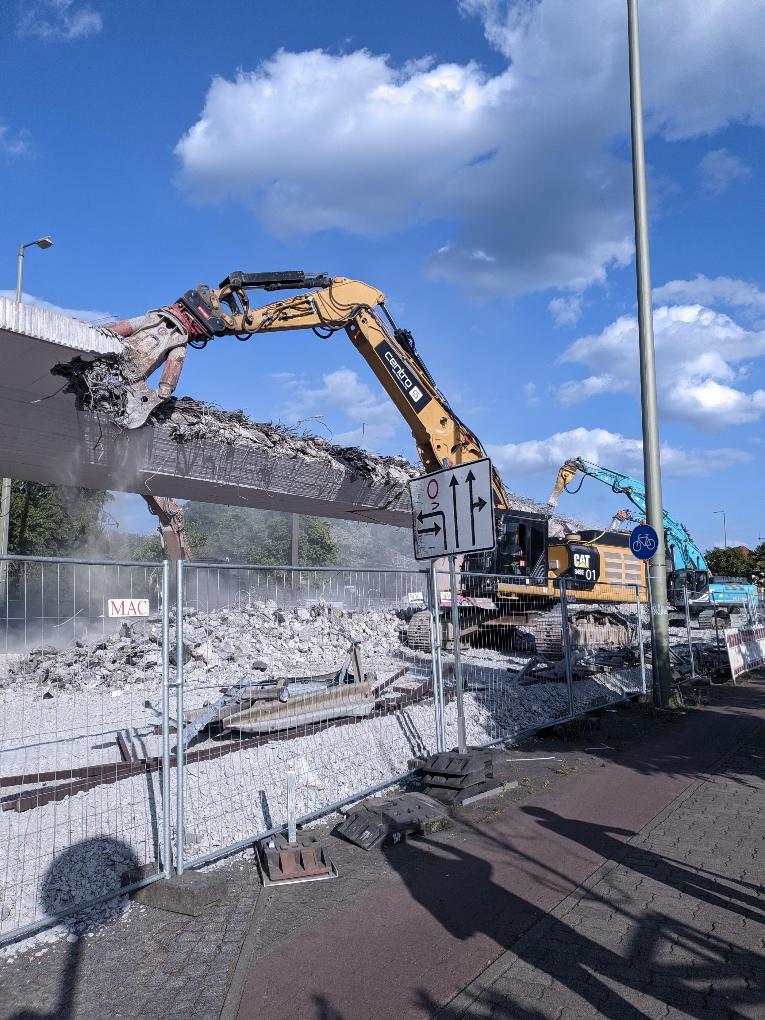 Bagger baut Brücke zurück