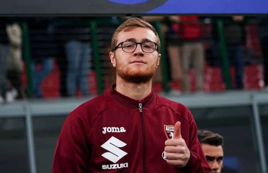 Tommaso Pobega con gli occhiali e la maglia del Torino calcio 
