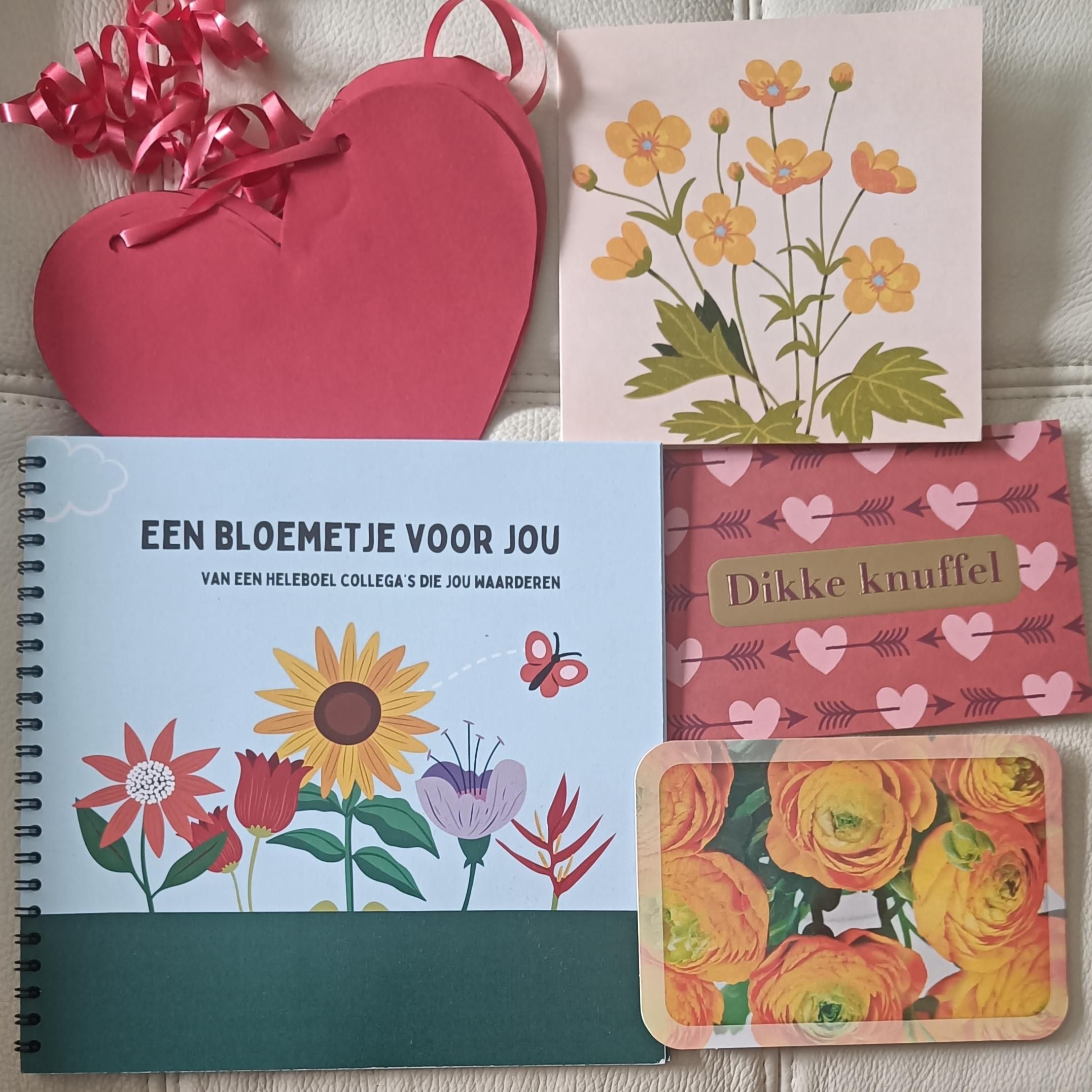 3 ansichtkaarten, een bundel beschreven rode hartjes en boekje 'Een bloemetje voor jou van een heleboel collega's die jou waarderen '.