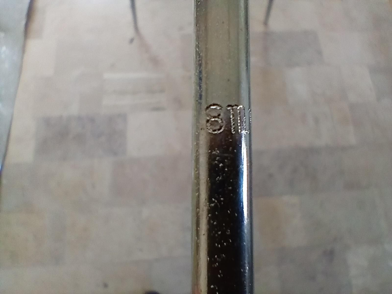 Una fotografia ravvicinata di un oggetto cilindrico metallico posizionato verticalmente. Lo sfondo presenta un pavimento in piastrelle con piastrelle irregolari di diversi colori grigi, beige e marrone chiaro. Sul cilindro, il testo inciso "8M" è chiaramente visibile. La superficie del cilindro è riflettente con piccole macchie e segni. Lo sfondo è leggermente fuori fuoco, enfatizzando il cilindro.

Fornito da @altbot, generato localmente e privatamente utilizzando Qwen3-Vl:30b

🌱 Energia utilizzata: 0.358 Wh