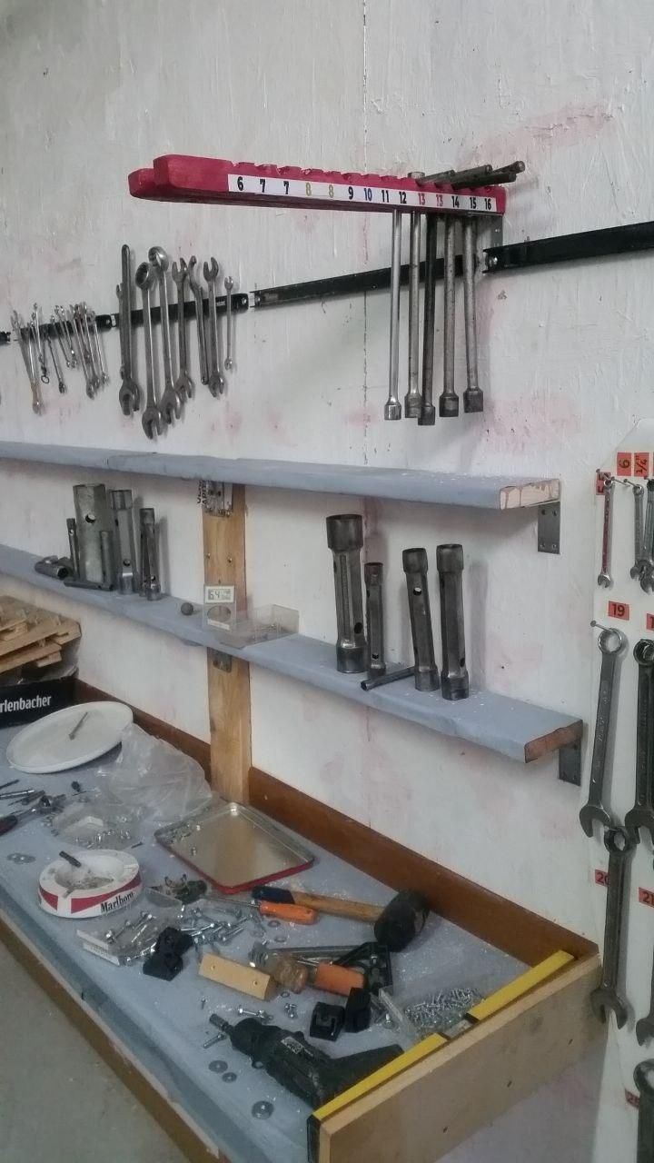 Supporto per le chiavi a T in opera sul pannello di fondo.
Ovviamente è fucsia.