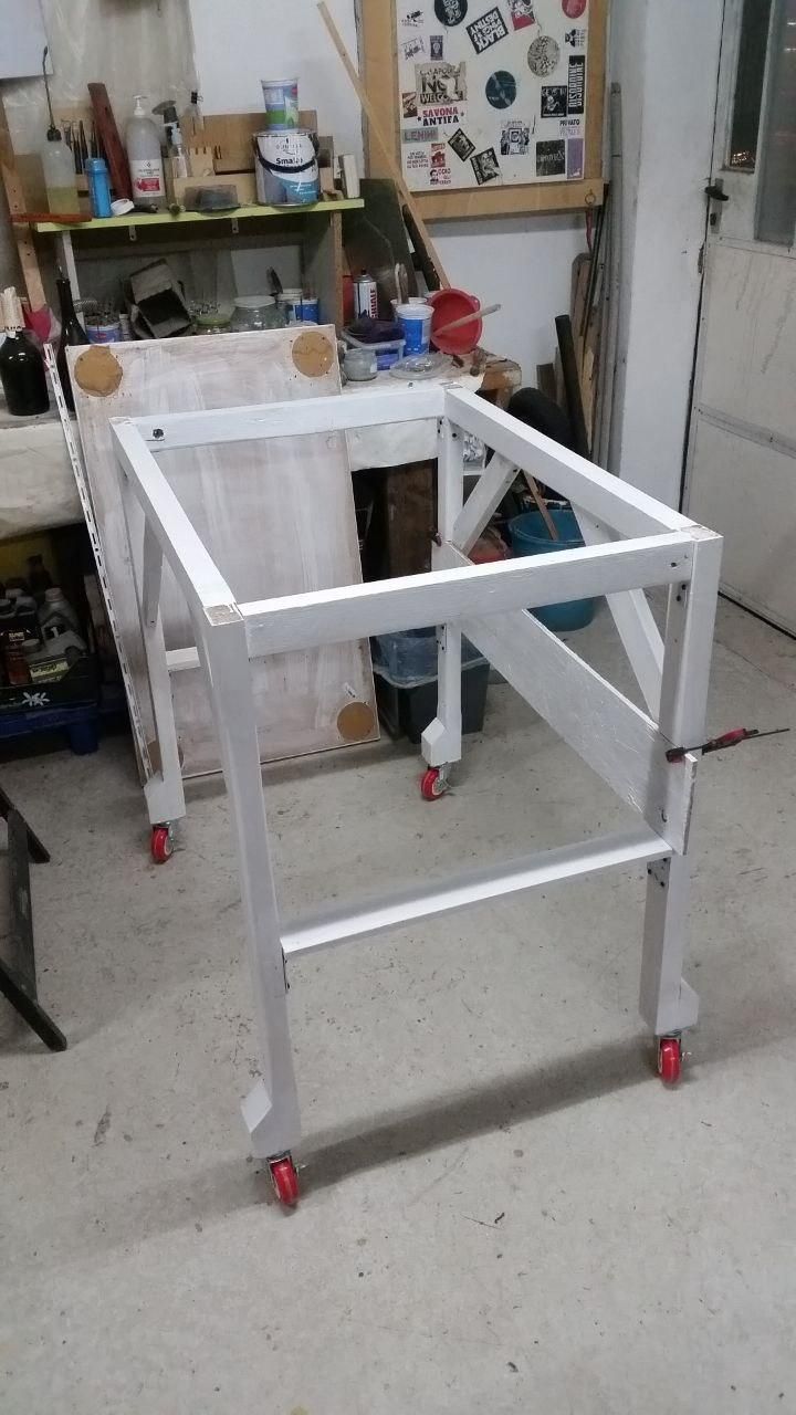 Struttura del tavolo semovente, ancora senza ripiani.
Per ora è tutta color bianco sanatorio, a parte le ruote color arancia tarocca un po' acerba.