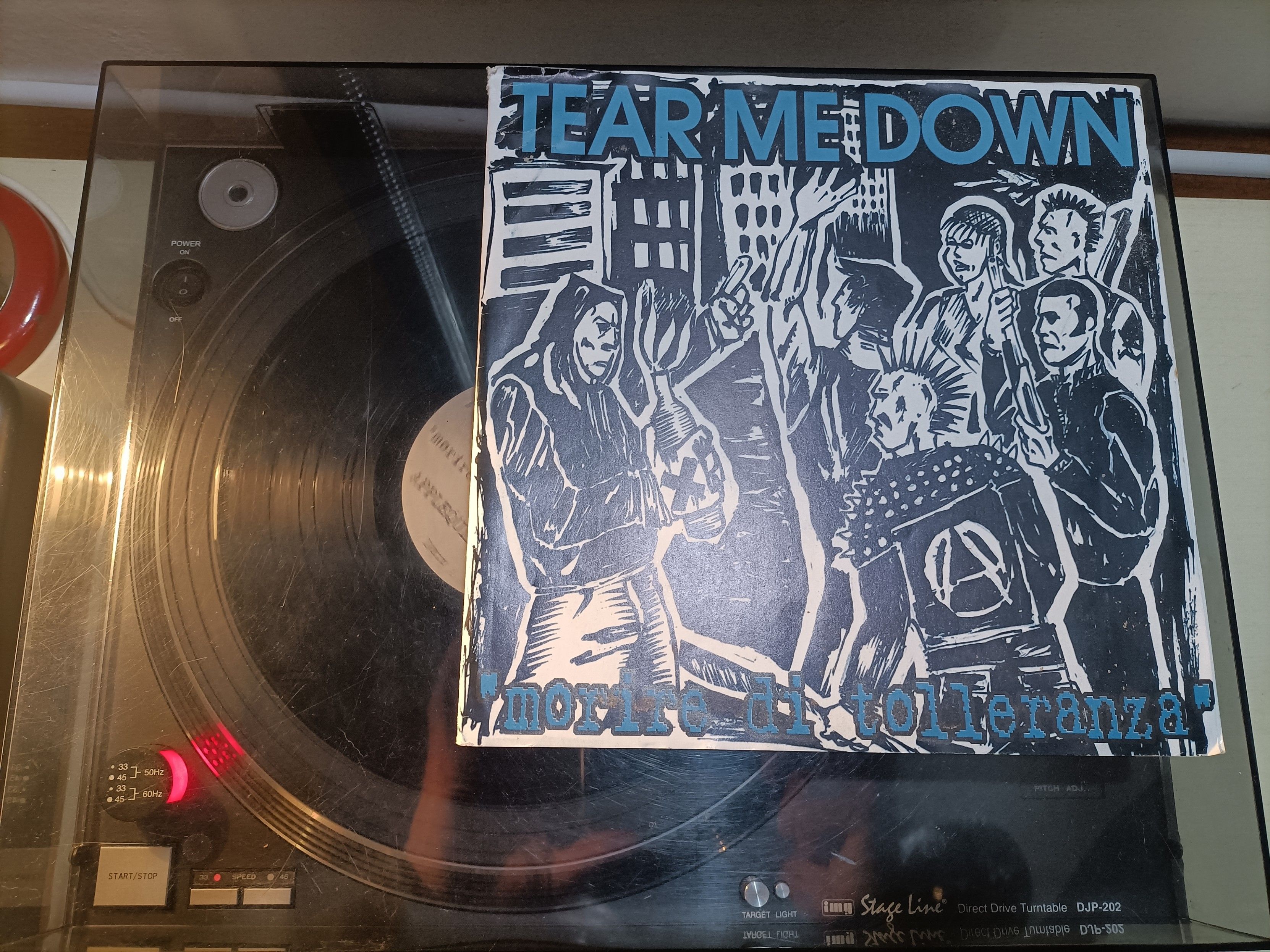 Copertina di un disco dei Tear me down appoggiata al giradischi 