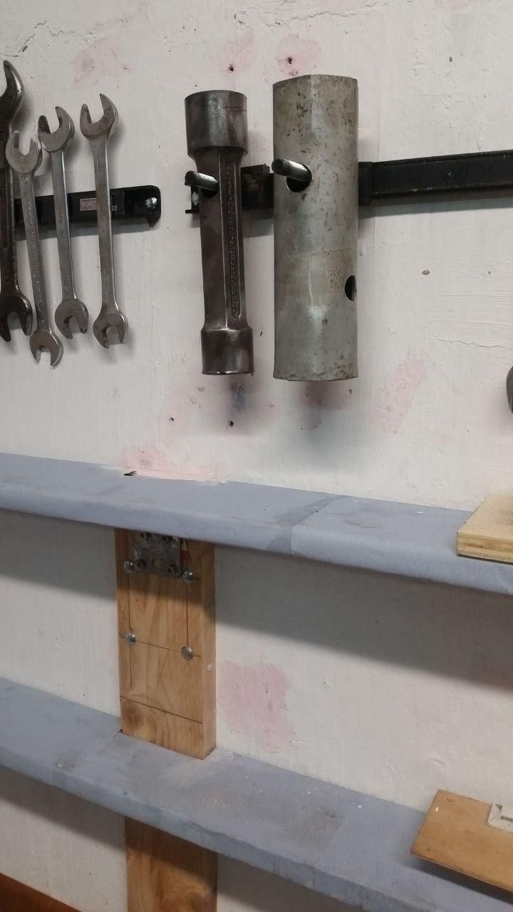 Due chiavi a tubo montate su un supporto a pirulo attaccato alla barra calamitata.