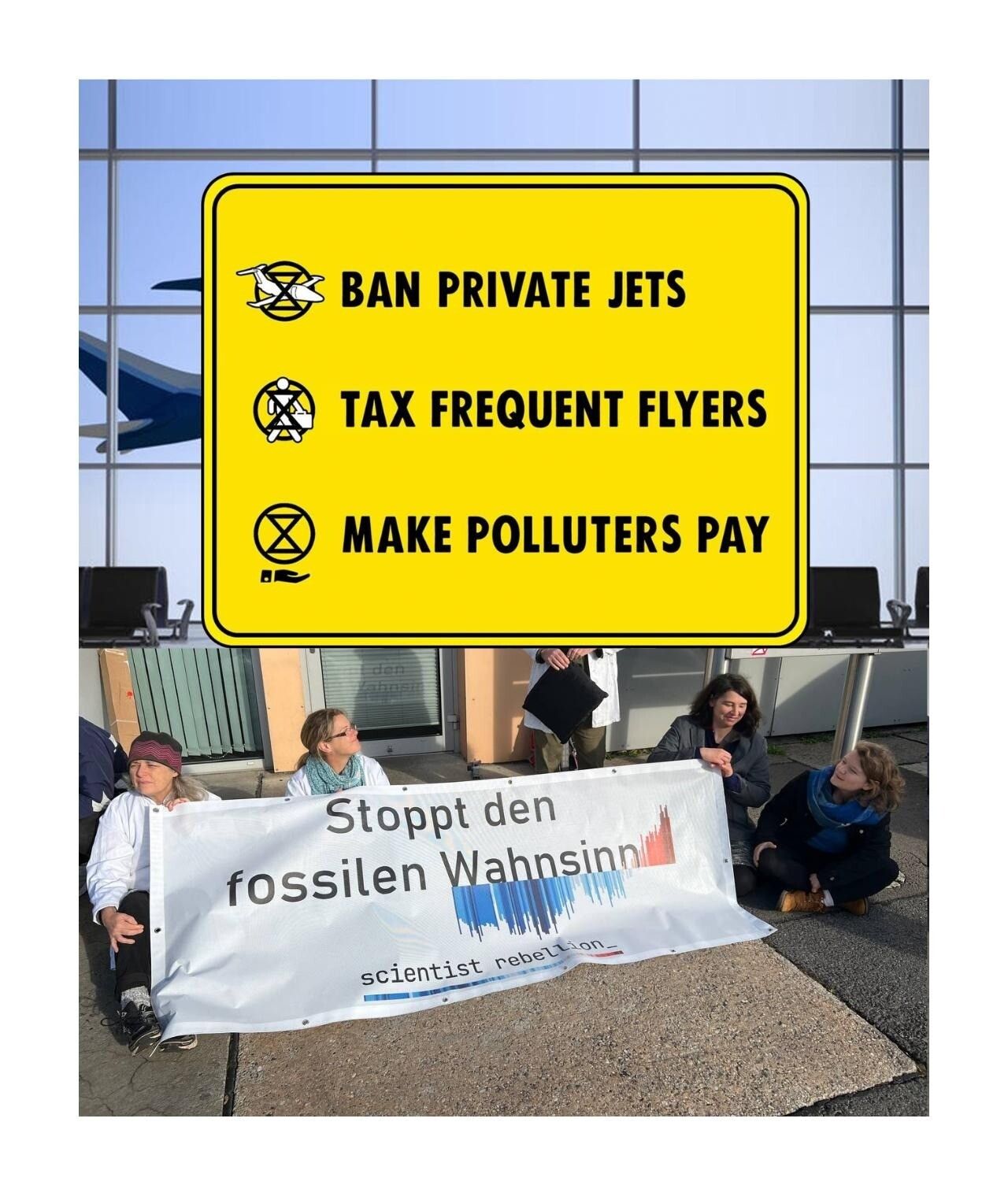 Wissenschaftler*innen von Scientist Rebellion sitzen vor dem Eingang des Privatjet-Terminals (GAT) in Berlin-Schönefeld. Sie halten ein Banner, auf dem steht "Stoppt den fossilen Wahnsinn - Scientist Rebellion." Über dem Foto ist eine gelbe Fläche gelegt, auf dem die drei Forderungen stehen: Ban private jets, tax frequent flyers, make polluters pay!