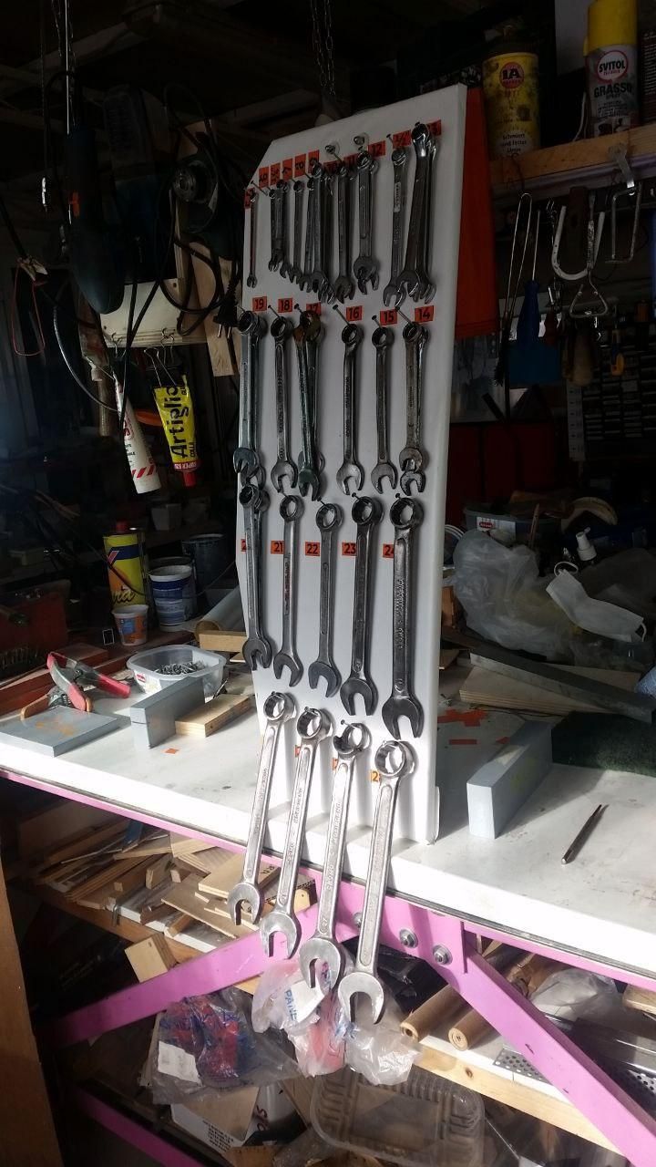 Pannello delle chiavi con le etichettine arancioni messe al loro posto (ma sono ancora da fissare con lo Scotch Magic).