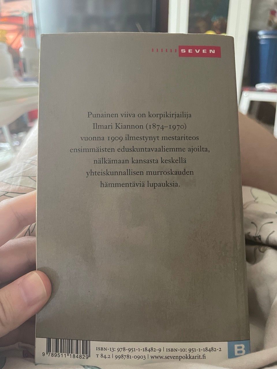 Punainen viiva on korpikirjailija Ilmari Kiannon (1874-1970) vuonna 1909 ilmestynyt mestariteos ensimmäisten eduskuntavaaliemme ajoilta, nälkämaan kansasta keskellä yhteiskunnallisen murroskauden hämmentäviä lupauksia.