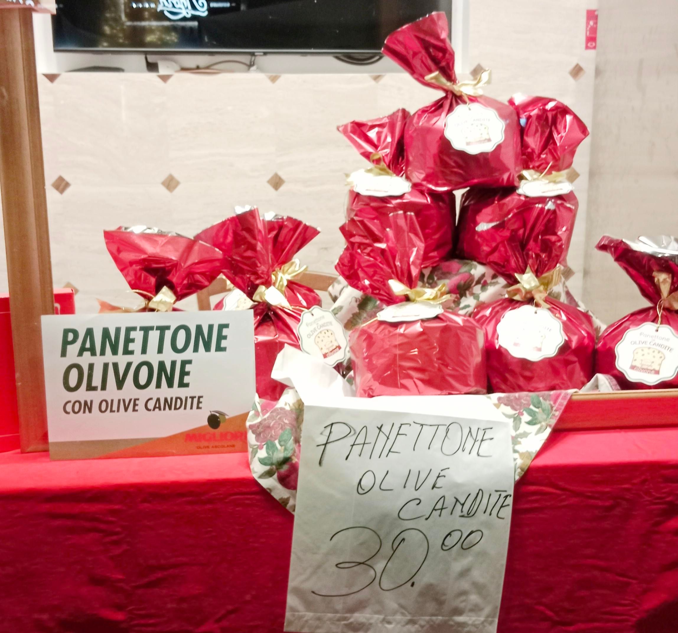 Vetrina di un negozio ad Ascoli piceno dove per Natale hanno creato dei panettoni conditi con "olive candite" perché se non c'è LA LIVA allora non è ascoli