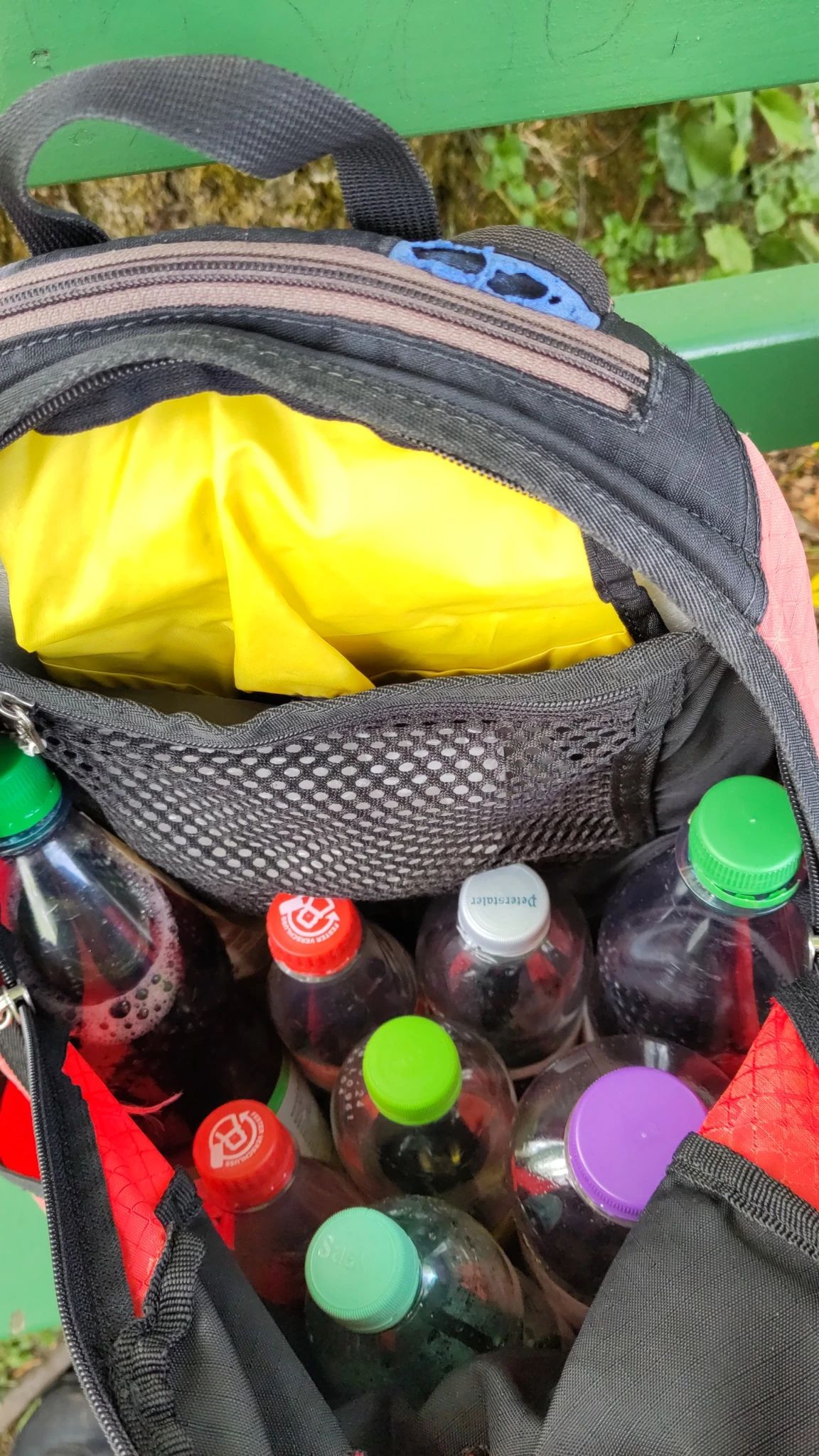 Die auf der Burgruine Unter-Falkenstein eingesammelten leeren Kunststoff-Getränkeflaschen in meinem Rucksack.