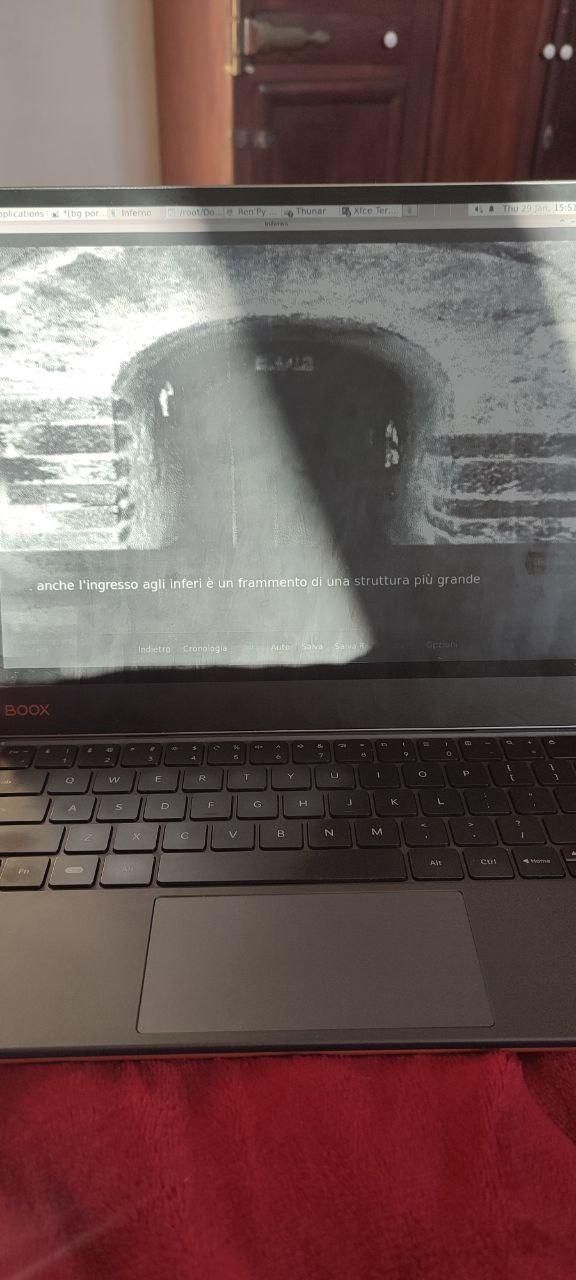 un tablet con tastiera e-ink con una visual novel 