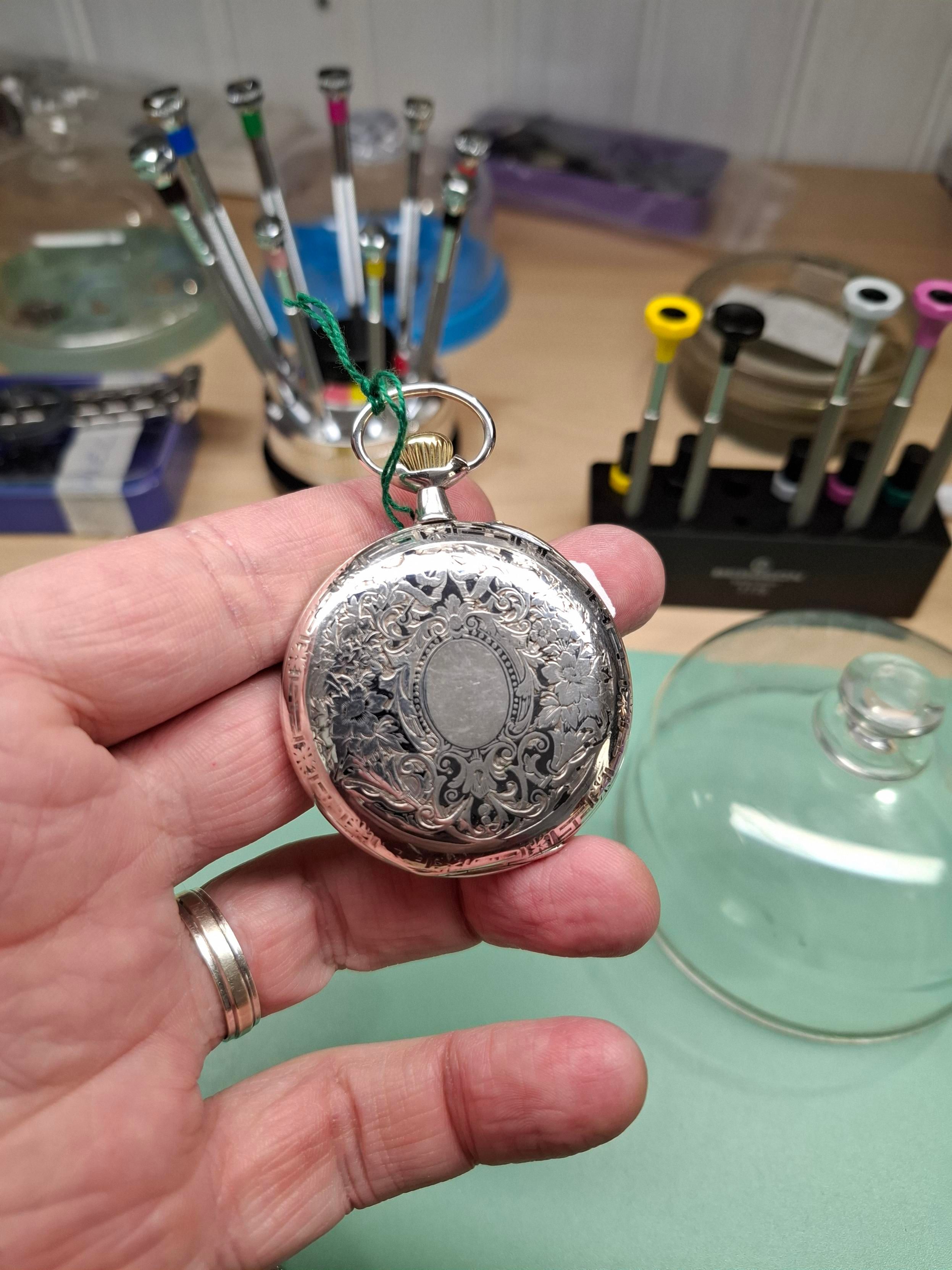 Photo du boîtier en argent ciselé et incrusté d'argent niellé mais avec des manques.