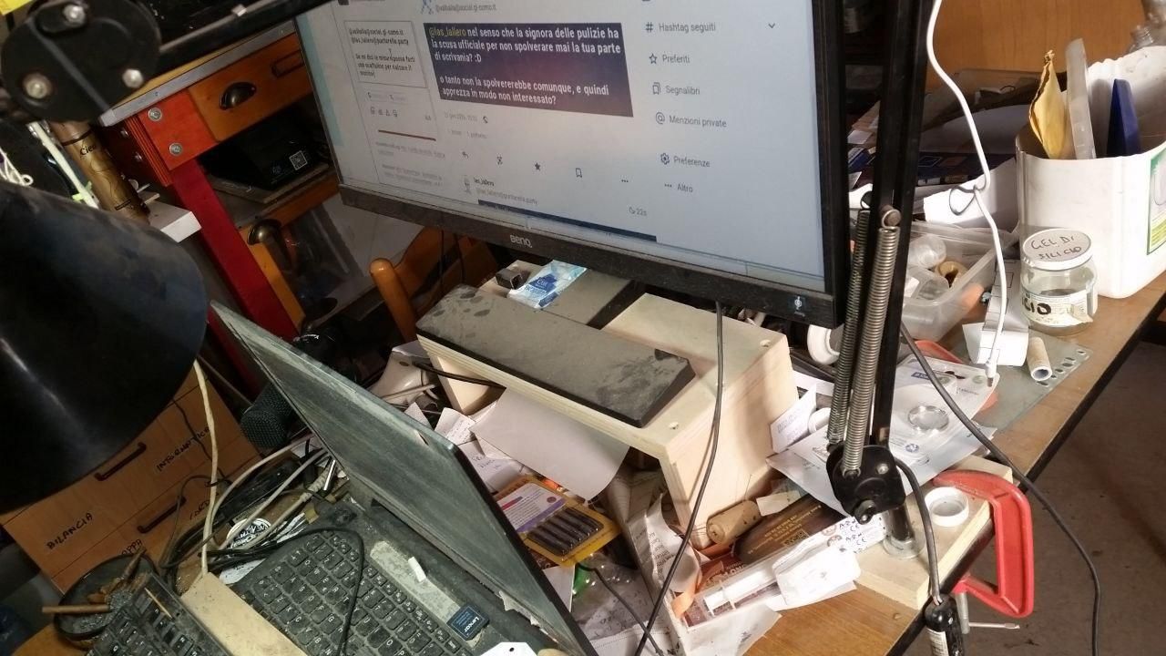 Struttura a ponte in compensato per rialzare la base del monitor grande in modo che lo schermo sia più alto di quello del portatile e sia possibile accumularci chili di robaccia sotto.
Bastano 3 pezzi di compensato e 4 viti.