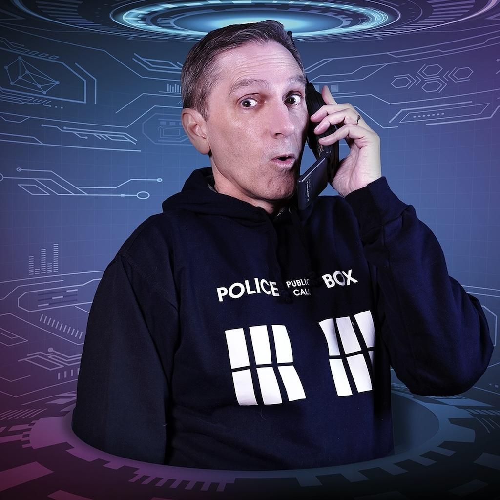 Foto standard di Paolo con felpa TARDIS di Doctor Who e telefonino analogico d'epoca in mano, espressione sorpresa o rincitrullita, fate voi