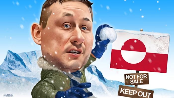 vignetta satirica (firmata "Cummings") che ritrae Jens-Frederik Nielsen in un contesto fortemente simbolico legato alla sovranità della Groenlandia.

Ecco una descrizione dettagliata degli elementi visivi:

Rappresentazione del Premier
Stile Caricaturale: Nielsen è raffigurato con una testa sproporzionata rispetto al corpo, una tecnica tipica delle vignette politiche per enfatizzare le espressioni facciali.

Abbigliamento e Azione: Indossa un parka verde con cappuccio bordato di pelliccia e guanti blu, abbigliamento adatto al clima artico. È ritratto nell'atto di scagliare una palla di neve, un gesto che simboleggia una reazione difensiva o di sfida.

Simboli Politici e Messaggio
La Bandiera: Sulla destra compare la bandiera della Groenlandia (due bande orizzontali bianca e rossa con un cerchio contrastante), parzialmente coperta di neve.

I Cartelli: Sotto la bandiera sono affissi due cartelli con scritte in inglese che chiariscono il messaggio politico della vignetta:

"NOT FOR SALE" (Non in vendita): Un riferimento diretto al rifiuto di qualsiasi offerta d'acquisto del territorio (tema ricorrente nelle tensioni con gli USA).

"KEEP OUT" (Stare fuori / Vietato l'accesso): Un monito verso le potenze straniere a non interferire negli affari interni o nelle risorse dell'isola.

https://www.ft.com/content/68a173d0-1a9c-489f-9133-a3c4be1dfc4c