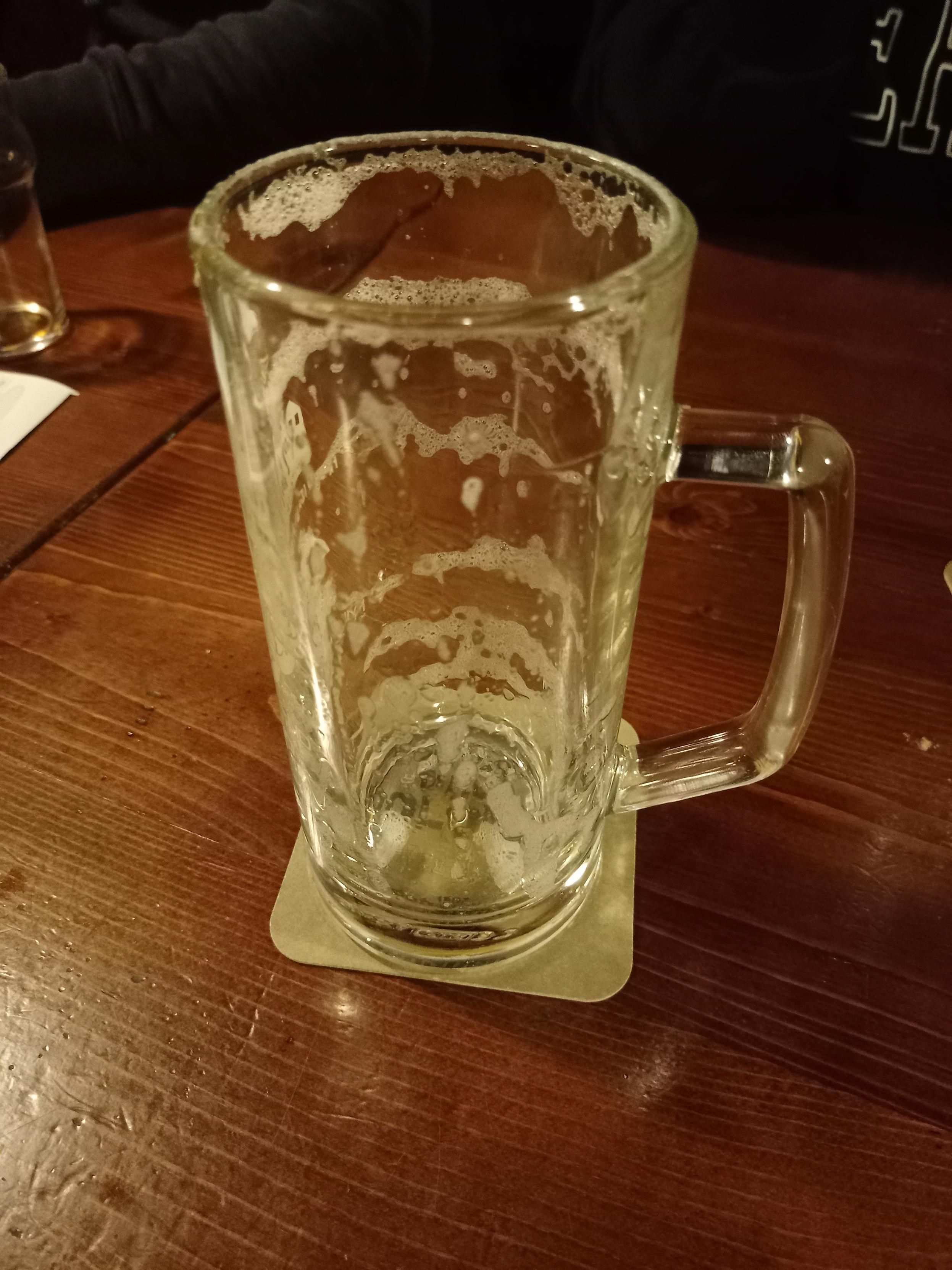 Un bicchiere di vetro chiaro è appoggiato su un coaster leggero su un tavolo in legno. Il bicchiere ha residui di spugna bianca all’interno e una piccola quantità di liquido alla base. Sullo sfondo, una vista parziale di un altro bicchiere appare a sinistra, e un drappo scuro con un design bianco è visibile dietro il bicchiere. Il tavolo in legno mostra segni di legno e alcune macchie di umidità. L'ambientazione suggerisce un ambiente interno, come un bar o un ristorante.

Fornito da @altbot, generato localmente e privatamente utilizzando Qwen3-Vl:30b

🌱 Energia utilizzata: 0.117 Wh