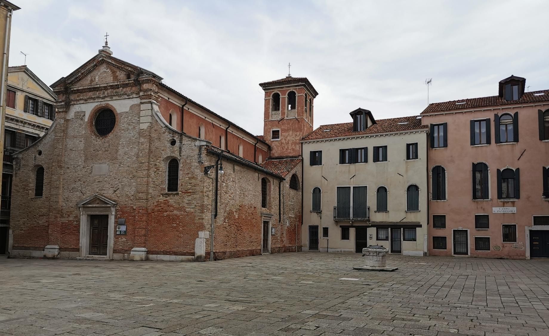 Foto del campo e della chiesa di San Zandegolà a Venezia, deserto.