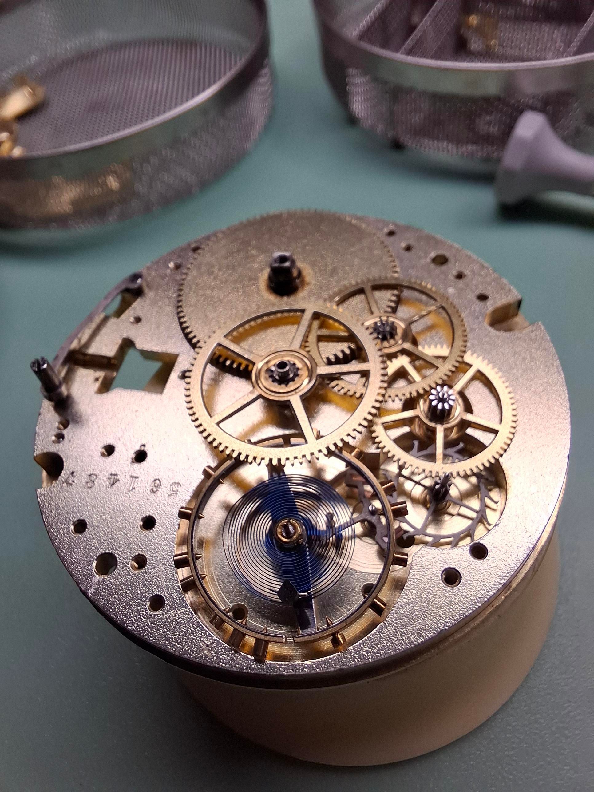 Photo d'un train de rouage et échappement sans les ponts par dessus.