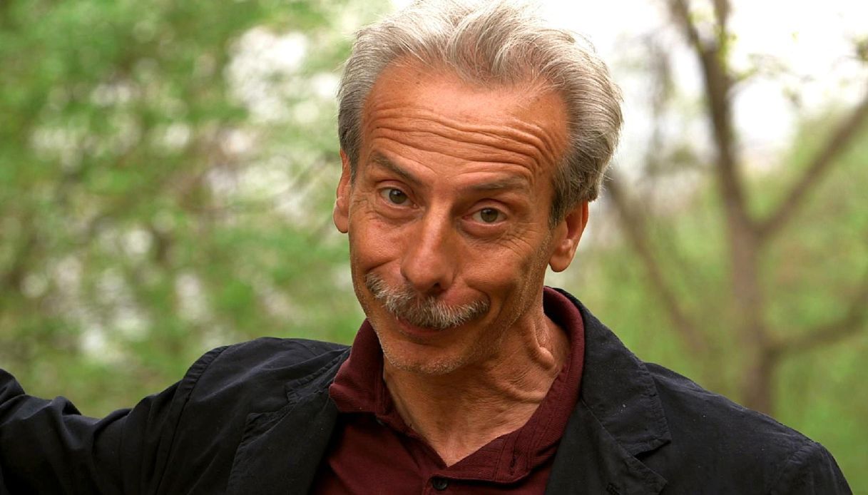 giovanni di aldo giovanni e giacomo con un'espressione come a dire "ma che tenero cucciolino che sei"